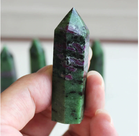Punta de cristal de zoisita rubí de 5 a 7 cm