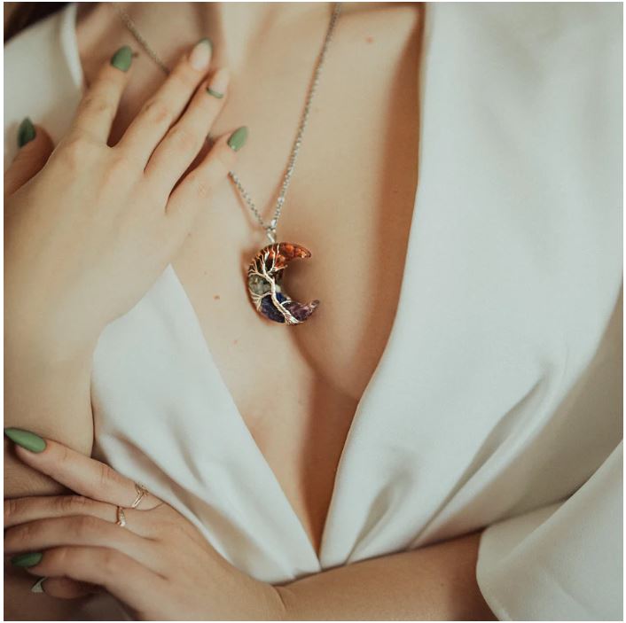 Magia de la luna creciente: collar de cristal envuelto
