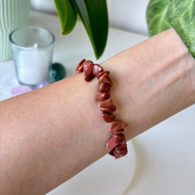 Pulsera con chips de piedra dorada