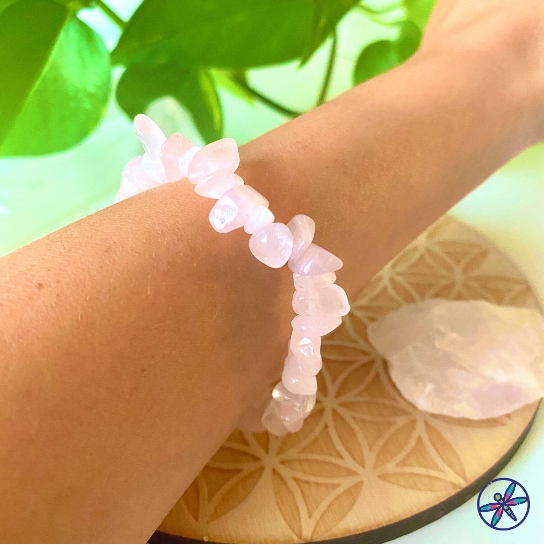 Pulsera de chips de cuarzo rosa